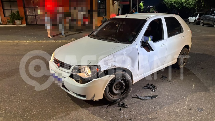 Imagem: Carro envolvido no acidente Motociclista fica ferido no bairro Jardim Participação após colisão com carro em cruzamento de Rondonópolis