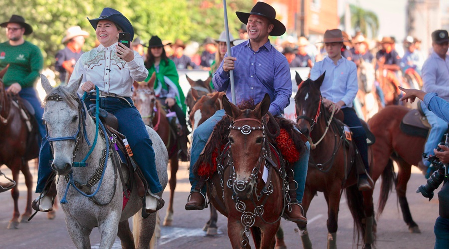 Imagem: Claudio e Alessandra na Cavalgada Prefeito Cláudio Ferreira e primeira-dama Alessandra se destacam ao integrarem Cavalgada da Exposul