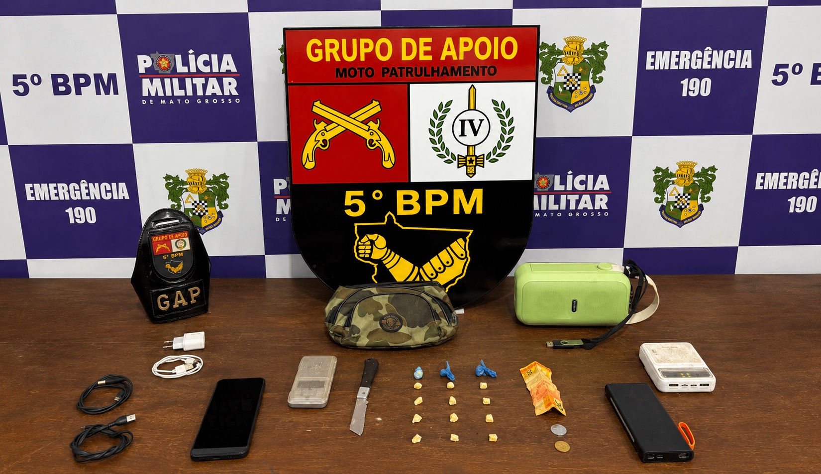 Imagem: Droga e produtos ilicitos apreendidos Grupo de Apoio prende dois suspeitos com drogas e balança de precisão no Centro de Rondonópolis