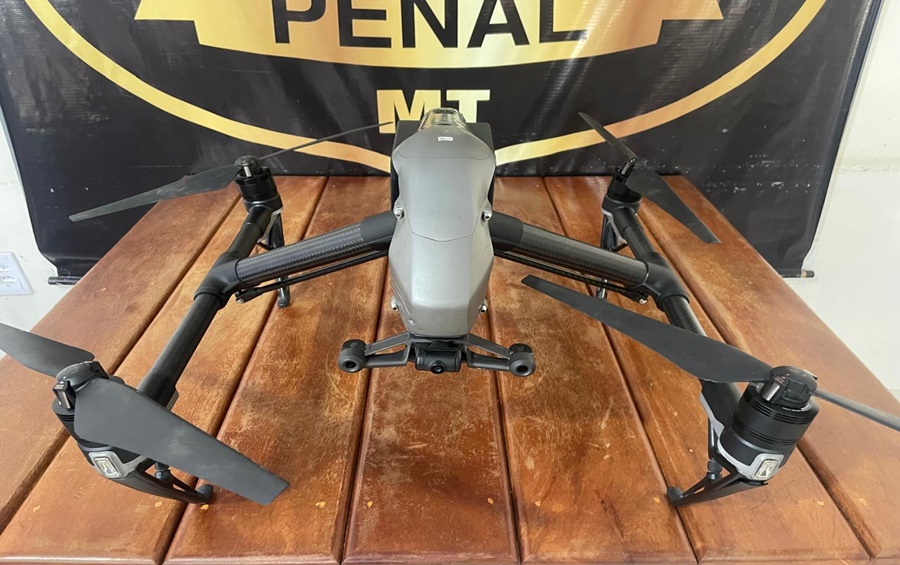 Imagem: Drone apreendido Policiais penais interceptam drone usado para levar ilícitos a unidade prisional Mata Grande em Rondonópolis Imagem: Drone apreendido Policiais penais interceptam drone usado para levar ilícitos a unidade prisional Mata Grande em Rondonópolis