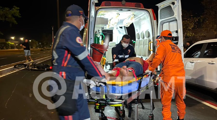 Imagem: ENQUADRAMENTO SITE 2 1 Motociclista fica gravemente ferido após bater na traseira de carro na avenida dos Estudantes em Rondonópolis Imagem: ENQUADRAMENTO SITE 2 1 Motociclista fica gravemente ferido após bater na traseira de carro na avenida dos Estudantes em Rondonópolis