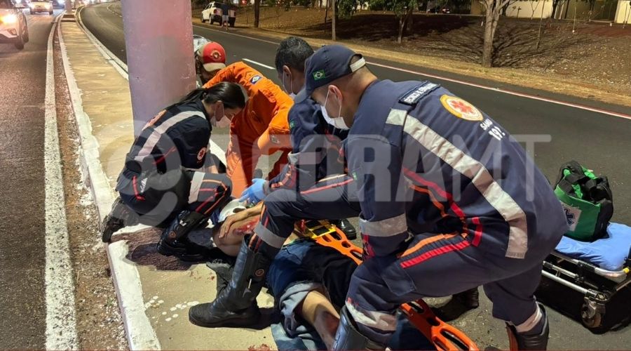 Imagem: ENQUADRAMENTO SITE 3 2 'Racha' de moto na Avenida dos Estudantes termina em acidente e mulher que voltava do trabalho é atingida Imagem: ENQUADRAMENTO SITE 3 2 'Racha' de moto na Avenida dos Estudantes termina em acidente e mulher que voltava do trabalho é atingida