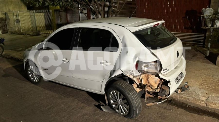 Imagem: ENQUADRAMENTO SITE 7 1 Motorista perde controle, bate em carro estacionado e deixa três veículos danificados em Rondonópolis Imagem: ENQUADRAMENTO SITE 7 1 Motorista perde controle, bate em carro estacionado e deixa três veículos danificados em Rondonópolis
