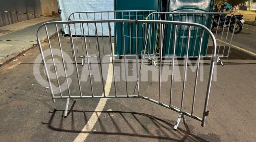 Imagem: ENQUADRAMENTO SITE 8 1 Jovem motociclista fica ferido após colidir em grade que interditava pista durante evento no Residencial Sítio Farias Imagem: ENQUADRAMENTO SITE 8 1 Jovem motociclista fica ferido após colidir em grade que interditava pista durante evento no Residencial Sítio Farias