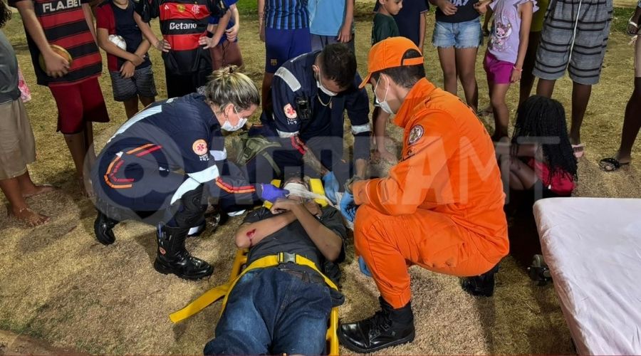 Imagem: ENQUADRAMENTO SITE 9 1 Jovem motociclista fica ferido após colidir em grade que interditava pista durante evento no Residencial Sítio Farias Imagem: ENQUADRAMENTO SITE 9 1 Jovem motociclista fica ferido após colidir em grade que interditava pista durante evento no Residencial Sítio Farias