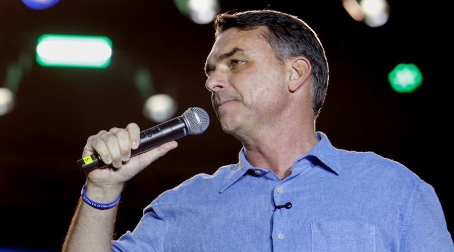 Imagem: Flavio Bolsanaro "Vamos acabar com taxa de 12% para exportação de petróleo", diz Flávio Bolsonaro Imagem: Flavio Bolsanaro "Vamos acabar com taxa de 12% para exportação de petróleo", diz Flávio Bolsonaro