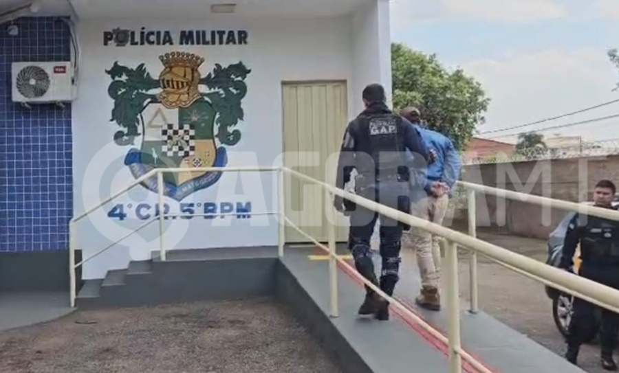 Imagem: Homem detido chegando na delegacia PM prende homem que tinha mandado expedido pela Justiça por homicídio no bairro Ana Carla