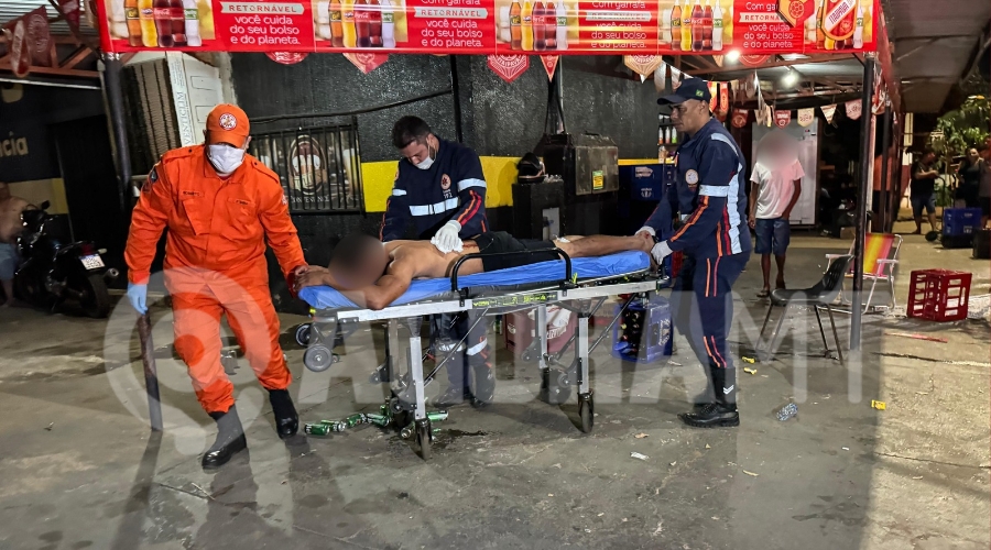 Imagem: IMG 4015 Homem chega correndo com faca cravada nas costas e pede socorro em conveniência na Vila Operária Imagem: IMG 4015 Homem chega correndo com faca cravada nas costas e pede socorro em conveniência na Vila Operária
