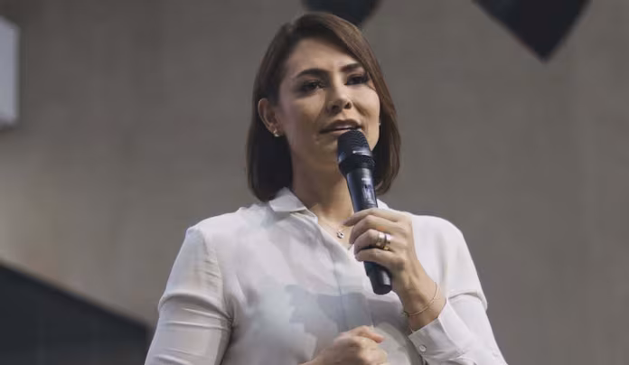 Imagem: JYEQY5ZEGBHCTAXEFMPAI6ULAA Michelle Bolsonaro ouve aliadas e decide oficializar candidatura ao Senado pelo Distrito Federal Imagem: JYEQY5ZEGBHCTAXEFMPAI6ULAA Michelle Bolsonaro ouve aliadas e decide oficializar candidatura ao Senado pelo Distrito Federal