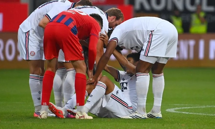 Imagem: Jogador desmaia em campo Jogador do Bayern de Munique é diagnosticado com ‘episódio de ausência’ após sofrer 2º desmaio em campo Imagem: Jogador desmaia em campo Jogador do Bayern de Munique é diagnosticado com ‘episódio de ausência’ após sofrer 2º desmaio em campo