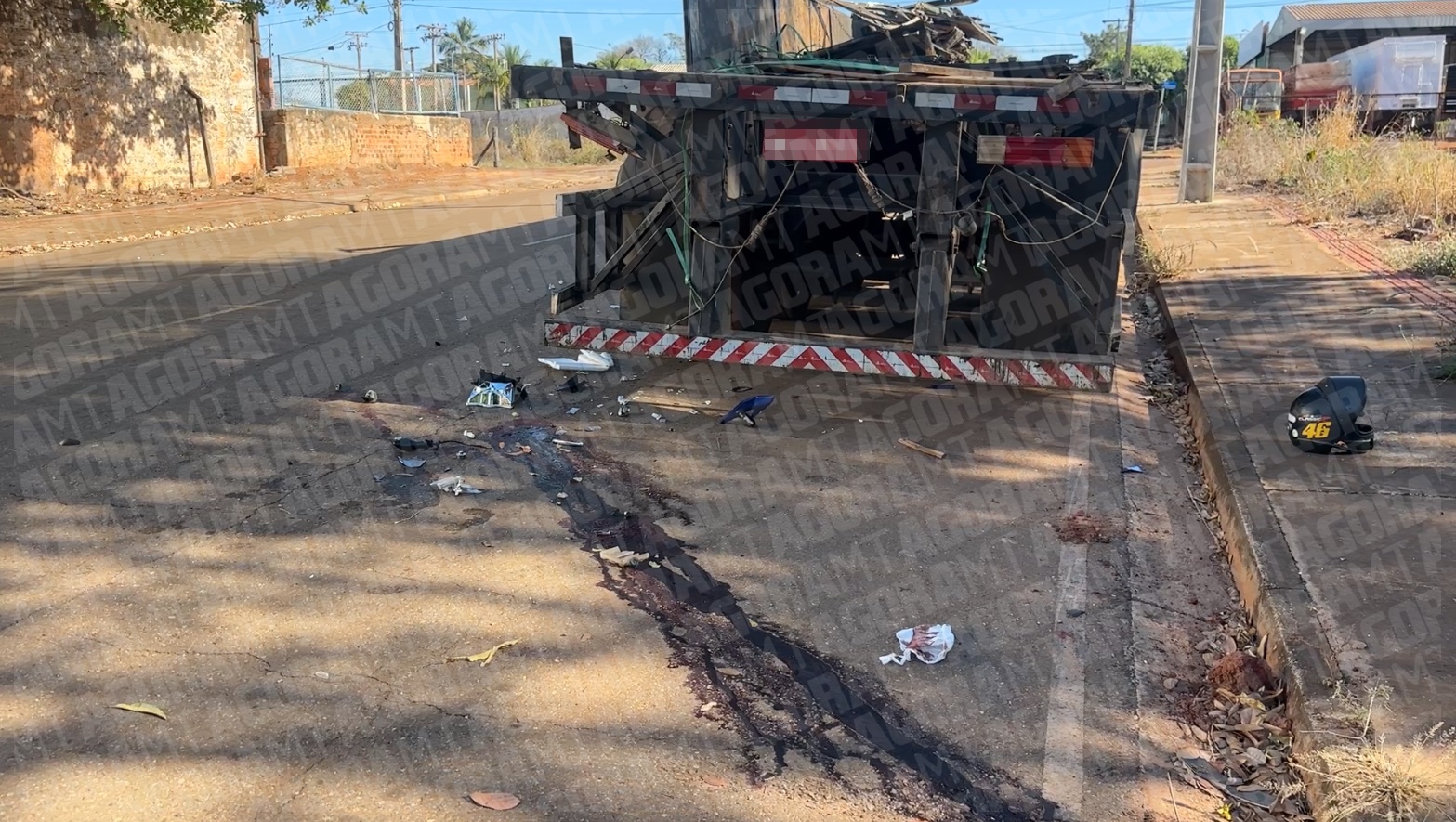 Imagem: Local do acidente Motociclista morre após colidir contra carreta em Rondonópolis; imagens mostram momento do acidente