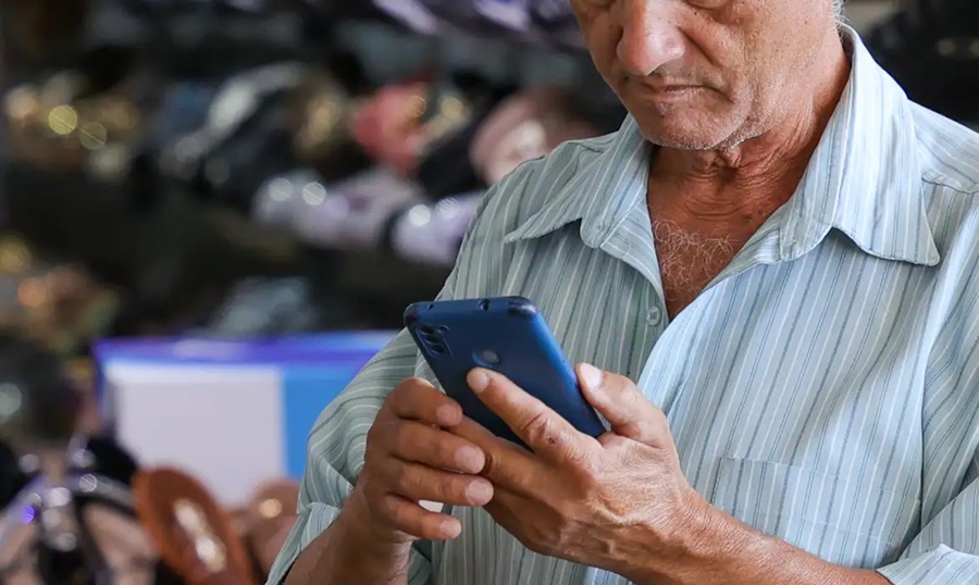 Imagem: Mexendo no celular Mais de 5 milhões de brasileiros estão impedidos de apostar em bets; entenda o motivo