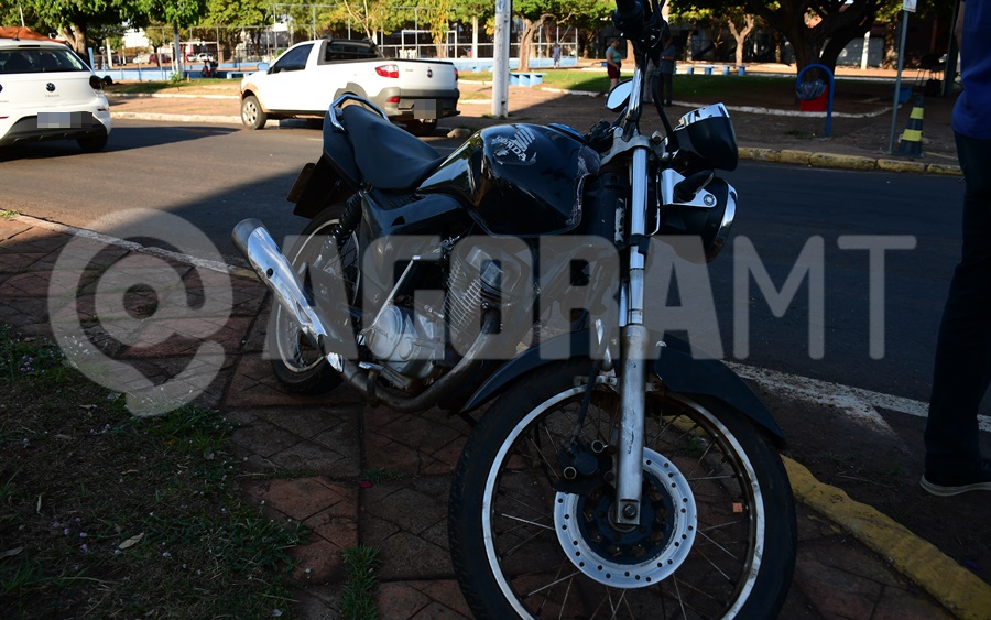 Imagem: Moto envolvida no acidente Motociclista fica ferido com fratura momento em que realizava contorno em rotatória na Lions