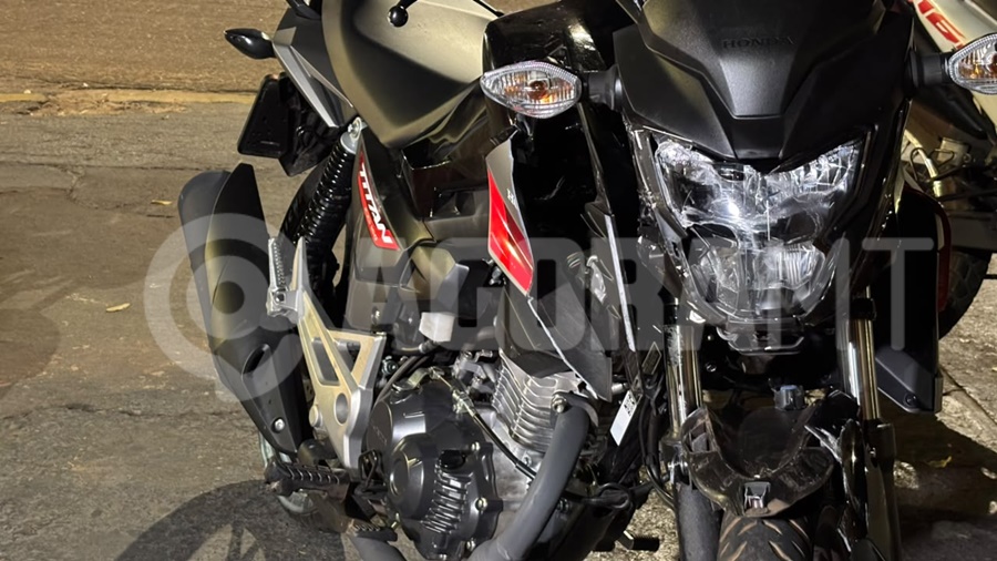 Imagem: Motocicleta envolvida em acidente Motociclista fica ferido no bairro Jardim Participação após colisão com carro em cruzamento de Rondonópolis