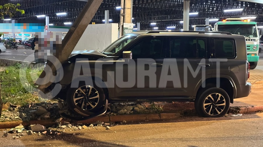 Imagem: O acidente aconteceu no bairro Sagrada Familia Motorista de SUV perde o controle e destrói poste de iluminação na avenida Júlio Campos em Rondonópolis