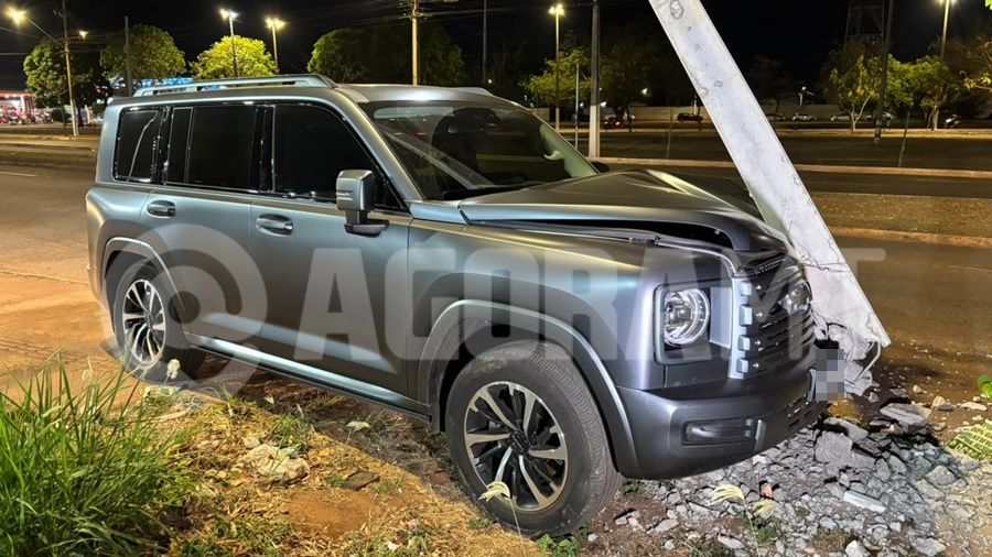 Imagem: O poste ficou destruido Motorista de SUV perde o controle e destrói poste de iluminação na avenida Júlio Campos em Rondonópolis