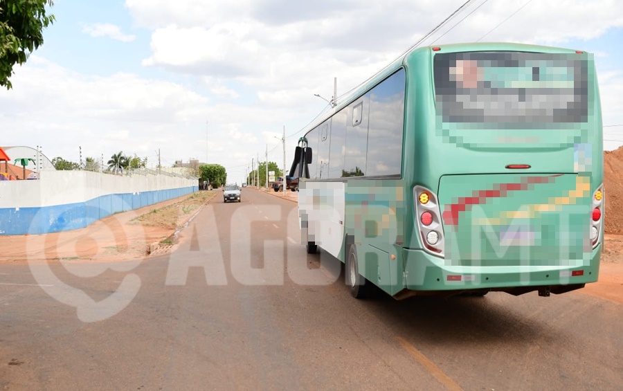 Imagem: Onibus envolvido no acidente Motociclista fica ferido após colisão com micro-ônibus no bairro Alfredo de Castro em Rondonópolis Imagem: Onibus envolvido no acidente Motociclista fica ferido após colisão com micro-ônibus no bairro Alfredo de Castro em Rondonópolis
