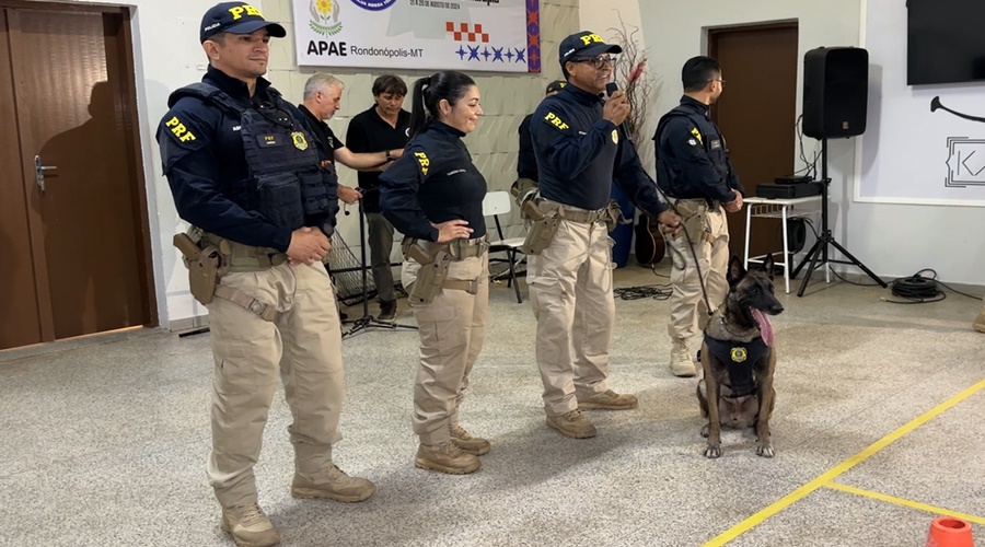 Imagem: PRF NA APAE Cão farejador da PRF encanta alunos durante atividade da Semana da Pessoa com Deficiência na APAE