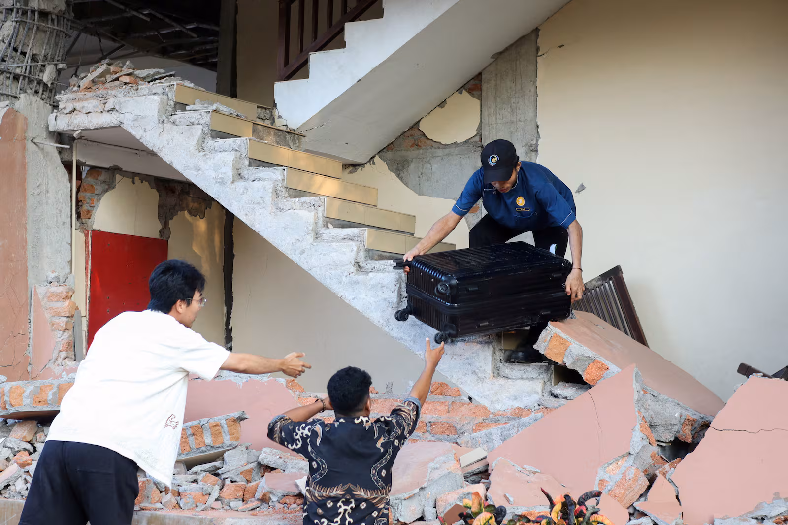 Imagem: U47BV3X7VVFMRMIQUAKJCVG2HE Terremoto de magnitude 7,7 deixa 47 mortos e dezenas de feridos na costa leste da Indonésia Imagem: U47BV3X7VVFMRMIQUAKJCVG2HE Terremoto de magnitude 7,7 deixa 47 mortos e dezenas de feridos na costa leste da Indonésia