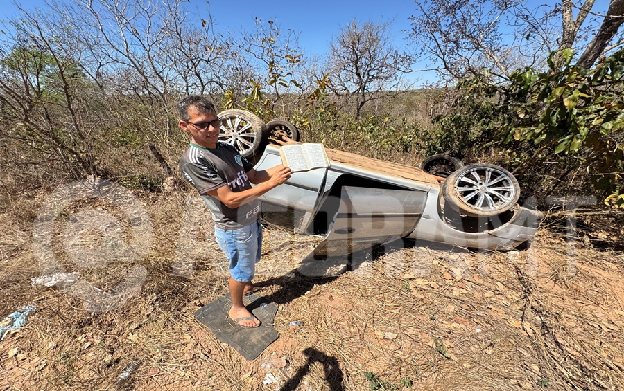 Imagem: Vitima com a biblia aberta 01 Pai e filho saem ilesos após carro capotar em curva na Rodovia do Peixe em Rondonópolis