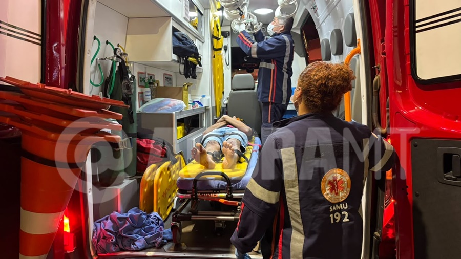 Imagem: Vitima recebendo atendimento pela equipe do Samu Motociclista fica ferido no bairro Jardim Participação após colisão com carro em cruzamento de Rondonópolis