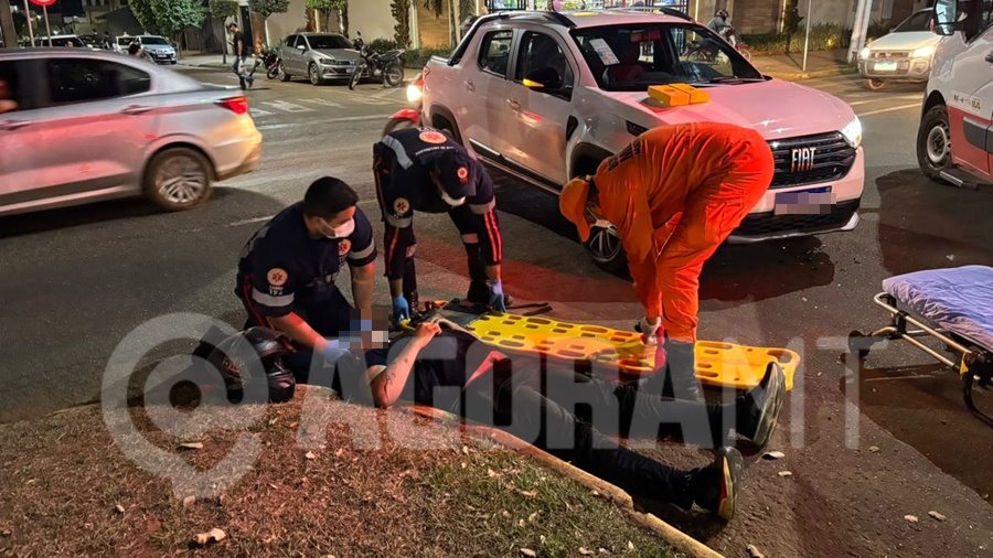 Imagem: Vitima sendo socorrida 1 Motociclista fica ferido após colisão com picape em cruzamento de Rondonópolis Imagem: Vitima sendo socorrida 1 Motociclista fica ferido após colisão com picape em cruzamento de Rondonópolis