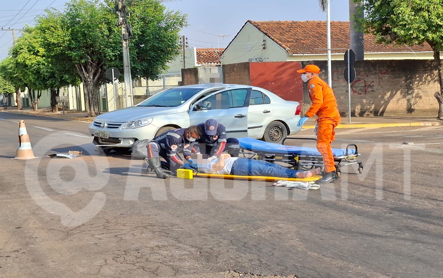 Imagem: Vitima sendo socorrida 2 Motociclista é atingida por carro e fica ferida em cruzamento na região central de Rondonópolis; veja o vídeo Imagem: Vitima sendo socorrida 2 Motociclista é atingida por carro e fica ferida em cruzamento na região central de Rondonópolis; veja o vídeo