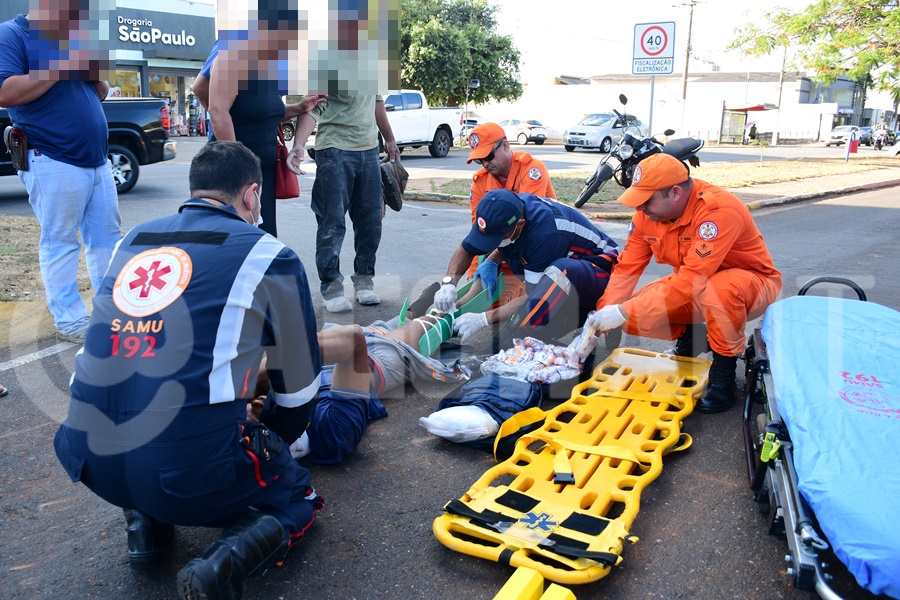 Imagem: Vitima sendo socorrida Motociclista fica ferido com fratura momento em que realizava contorno em rotatória na Lions