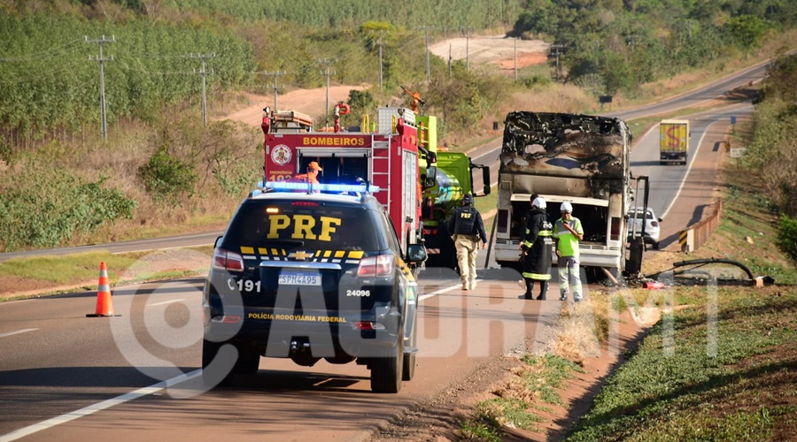 Imagem: WhatsApp Image 2026 08 05 at 15.53.27 Ônibus pega fogo e fica completamente destruído pelas chamas na BR-163 em Rondonópolis Imagem: WhatsApp Image 2026 08 05 at 15.53.27 Ônibus pega fogo e fica completamente destruído pelas chamas na BR-163 em Rondonópolis