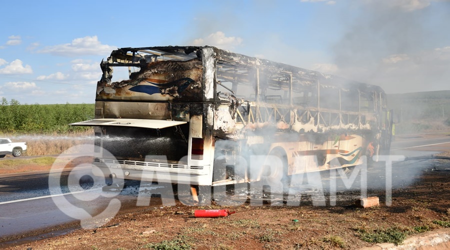 Imagem: WhatsApp Image 2026 08 05 at 15.53.33 1 Ônibus pega fogo e fica completamente destruído pelas chamas na BR-163 em Rondonópolis Imagem: WhatsApp Image 2026 08 05 at 15.53.33 1 Ônibus pega fogo e fica completamente destruído pelas chamas na BR-163 em Rondonópolis