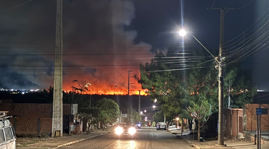 Imagem: WhatsApp Image 2026 08 09 at 18.50.48 Incêndio em área de mata do 18º GAC entra no segundo dia de combate em Rondonópolis