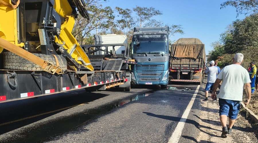 Imagem: acidente 1 Dois acidentes diferentes são registrados simultaneamente na BR-364 entre Rondonópolis e Pedra Preta Imagem: acidente 1 Dois acidentes diferentes são registrados simultaneamente na BR-364 entre Rondonópolis e Pedra Preta