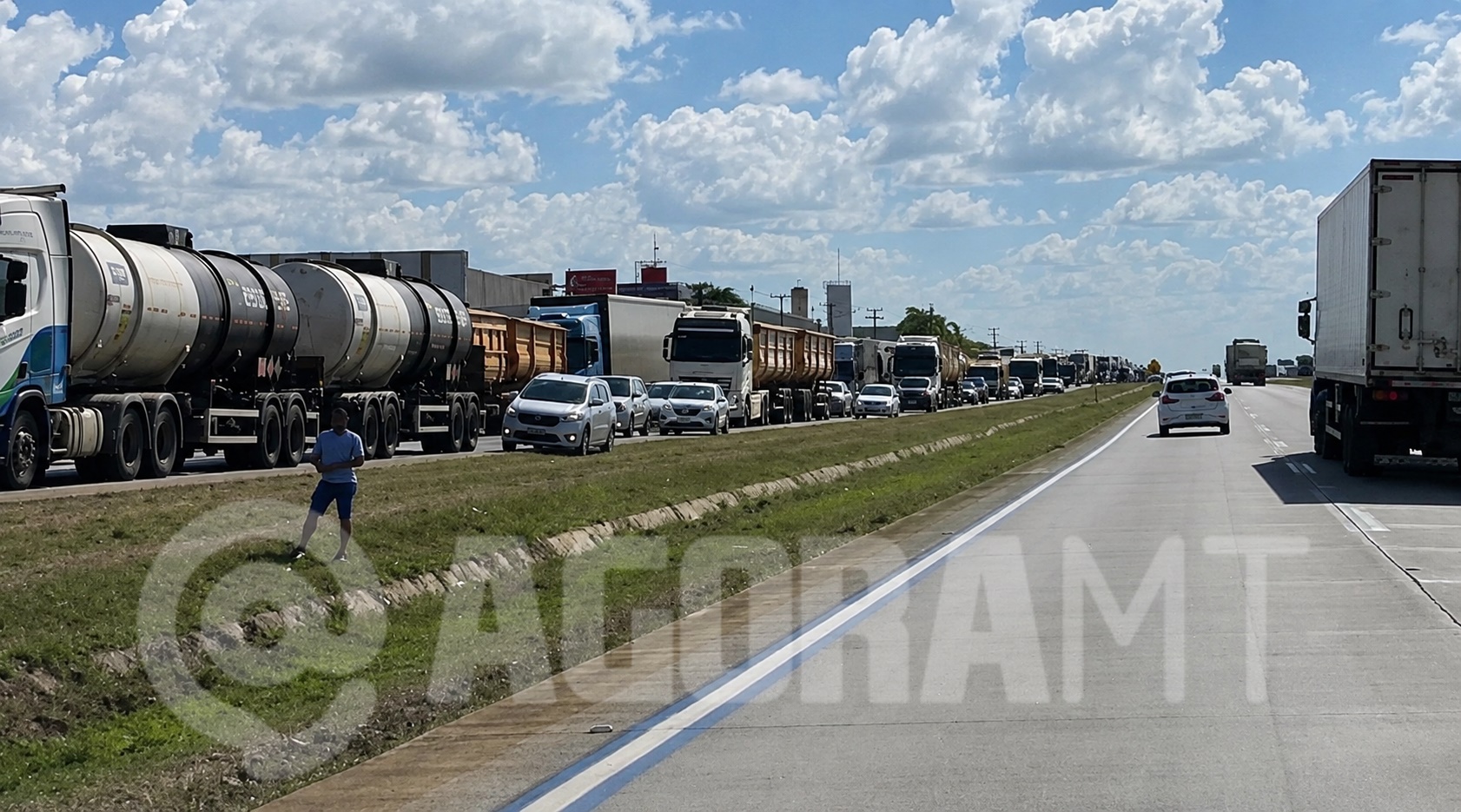 Imagem: acidente na estrada Tombamento de carreta-tanque com etanol provoca bloqueio na BR-163 em Cuiabá Imagem: acidente na estrada Tombamento de carreta-tanque com etanol provoca bloqueio na BR-163 em Cuiabá