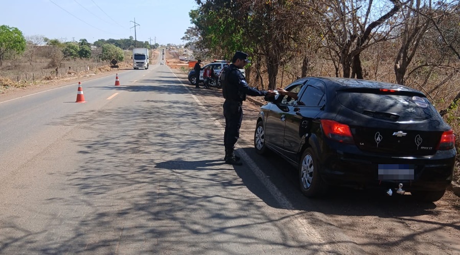 Imagem: blitz PM aborda 63 pessoas e fiscaliza 47 veículos durante operação no Anel Viário e estradas vicinais Imagem: blitz PM aborda 63 pessoas e fiscaliza 47 veículos durante operação no Anel Viário e estradas vicinais