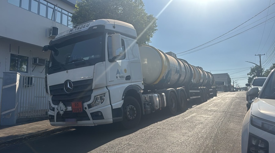Imagem: caminhao apreendido Ação integrada prende motorista e apreende mais de 60 kg de drogas escondidas em caminhão-tanque