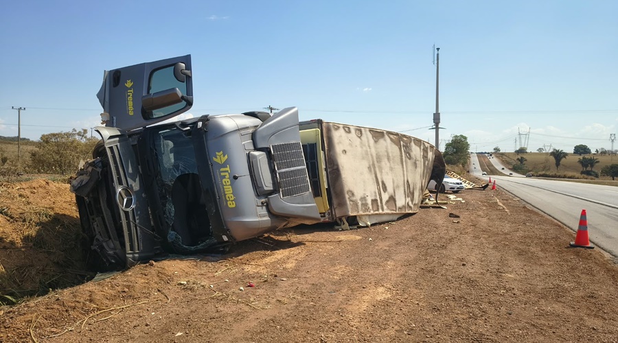 Imagem: carreta com acai tombada Caminhão carregado de açaí tomba na BR-163 em Juscimeira após motorista passar mal ao volante Imagem: carreta com acai tombada Caminhão carregado de açaí tomba na BR-163 em Juscimeira após motorista passar mal ao volante