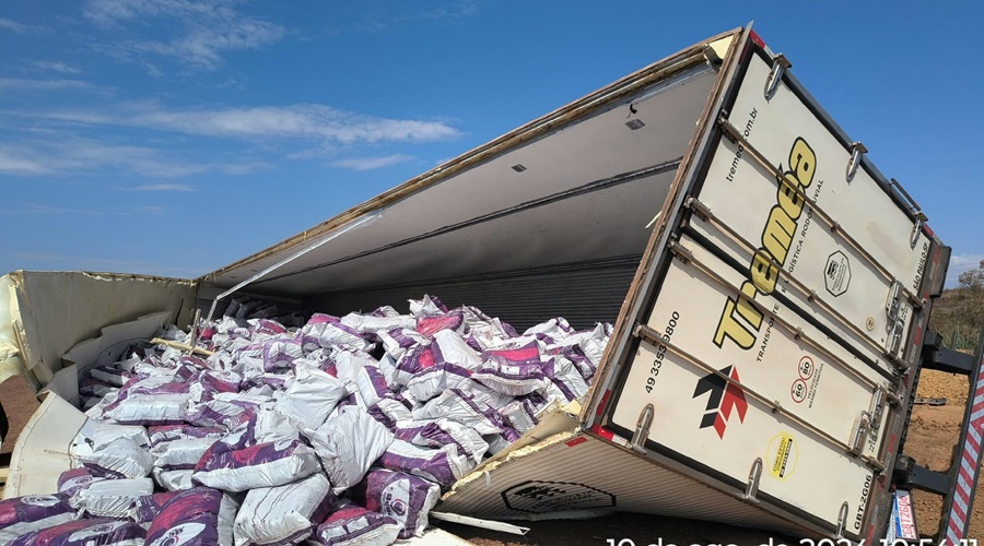 Imagem: carreta tombada Caminhão carregado de açaí tomba na BR-163 em Juscimeira após motorista passar mal ao volante Imagem: carreta tombada Caminhão carregado de açaí tomba na BR-163 em Juscimeira após motorista passar mal ao volante