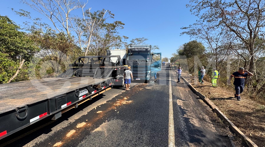 Imagem: carretas acidente Dois acidentes diferentes são registrados simultaneamente na BR-364 entre Rondonópolis e Pedra Preta