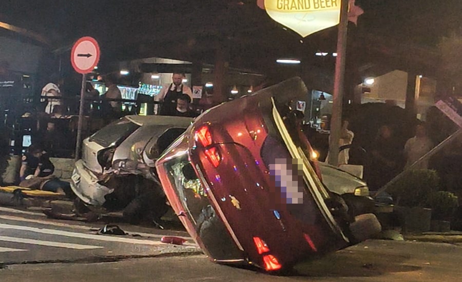 Imagem: carro capotado Carro colide em veículo estacionado, capota várias vezes e deixa quatro feridos no Centro de Rondonópolis Imagem: carro capotado Carro colide em veículo estacionado, capota várias vezes e deixa quatro feridos no Centro de Rondonópolis