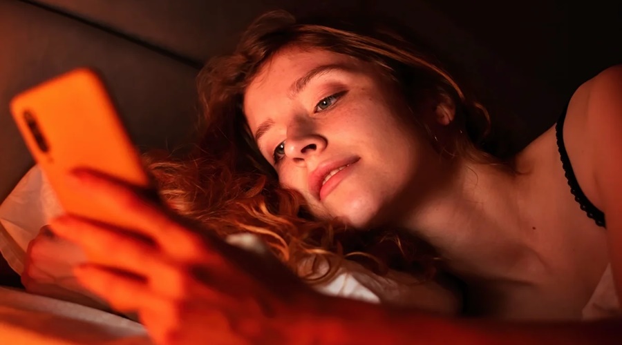 Imagem: celular Usar o celular na cama afeta saúde do coração, alerta cardiologista