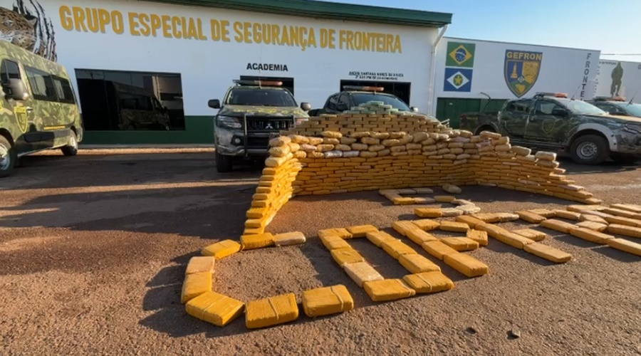 Imagem: drogas apreendidas Caminhonete com 390 tabletes de drogas capota durante fuga e três pessoas são presas em Pontes e Lacerda