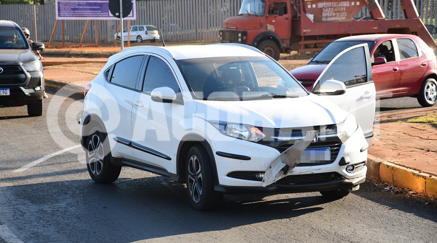 Imagem: hrv acidente Motociclista fica ferida após colisão com SUV em rotatória entre o Anel Viário e Avenida dos Estudantes Imagem: hrv acidente Motociclista fica ferida após colisão com SUV em rotatória entre o Anel Viário e Avenida dos Estudantes