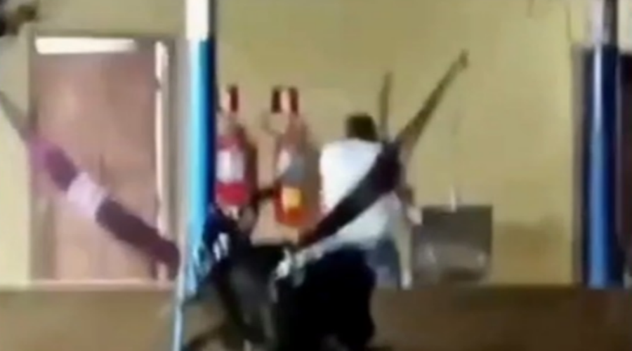 Imagem: image Homem morre após ser espancado por colega com pedaço de madeira em alojamento de fazenda em MT Imagem: image Homem morre após ser espancado por colega com pedaço de madeira em alojamento de fazenda em MT