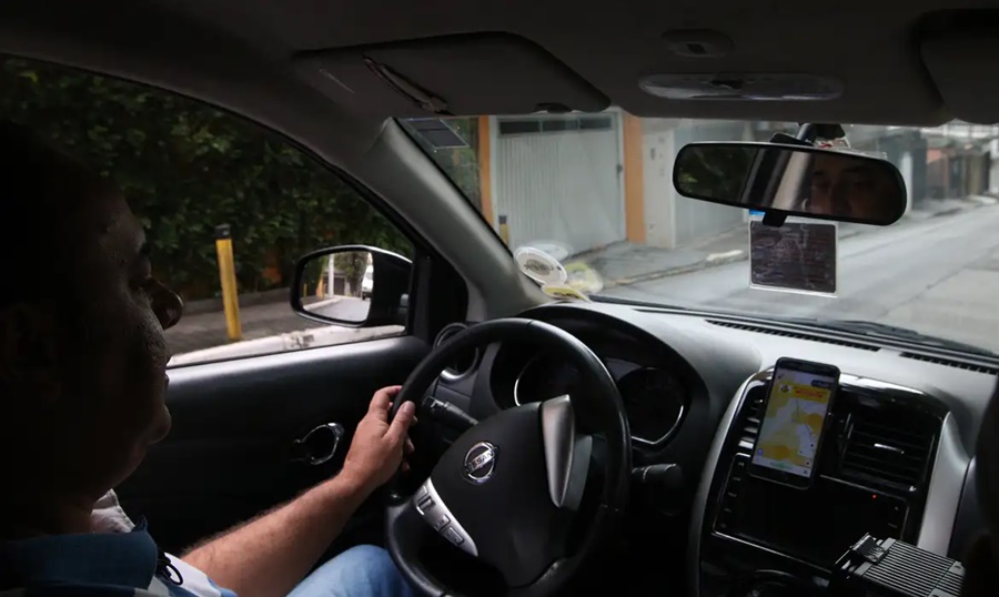 Imagem: motorista de aplicativo Governo estuda mudanças nas regras de crédito para facilitar financiamento a motoristas de aplicativos Imagem: motorista de aplicativo Governo estuda mudanças nas regras de crédito para facilitar financiamento a motoristas de aplicativos