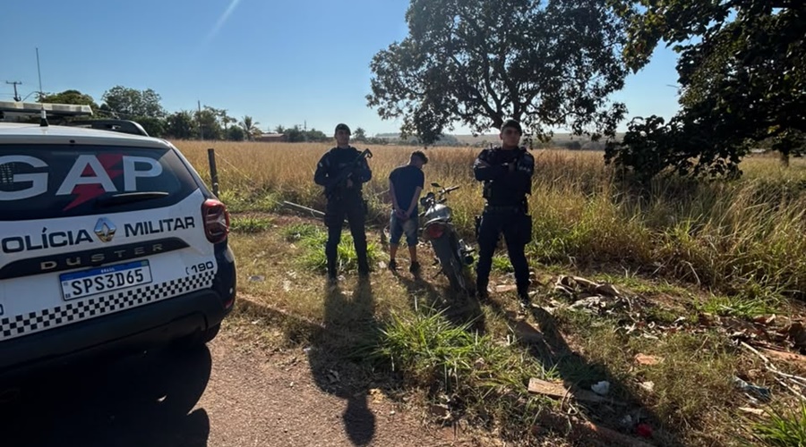 Imagem: preso apos fugir da pm Motociclista tenta fugir da PM, passageiro cai durante manobra e suspeito é preso após atingir cerca em Rondonópolis Imagem: preso apos fugir da pm Motociclista tenta fugir da PM, passageiro cai durante manobra e suspeito é preso após atingir cerca em Rondonópolis