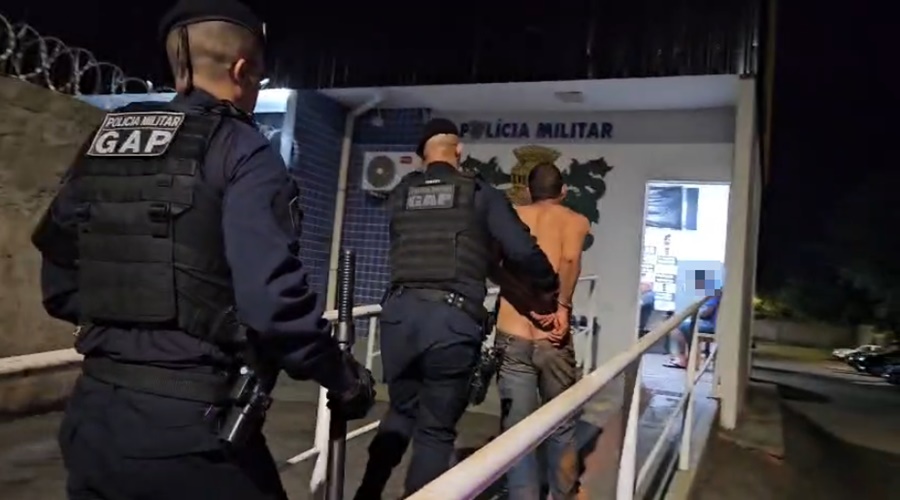 Imagem: preso na Suspeito é preso após ser flagrado andando pelado e tentar furtar mochila de colaboradora na Exposul
