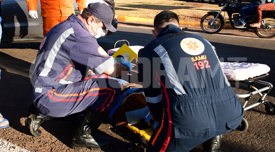 Imagem: vitima atendida pelo Samu Motociclista fica ferida após colisão com SUV em rotatória entre o Anel Viário e Avenida dos Estudantes Imagem: vitima atendida pelo Samu Motociclista fica ferida após colisão com SUV em rotatória entre o Anel Viário e Avenida dos Estudantes