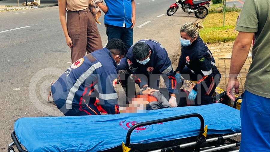 Imagem: Acidente bairro La Salle Colisão entre picape e motocicleta deixa duas pessoas feridas na rua Frei Servácio em Rondonópolis