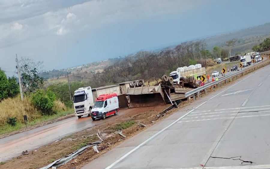 Imagem: Acidente em Jaciara Tragédia | Motorista morre após perder controle de carreta e capotar na BR-364 em Jaciara Imagem: Acidente em Jaciara Tragédia | Motorista morre após perder controle de carreta e capotar na BR-364 em Jaciara