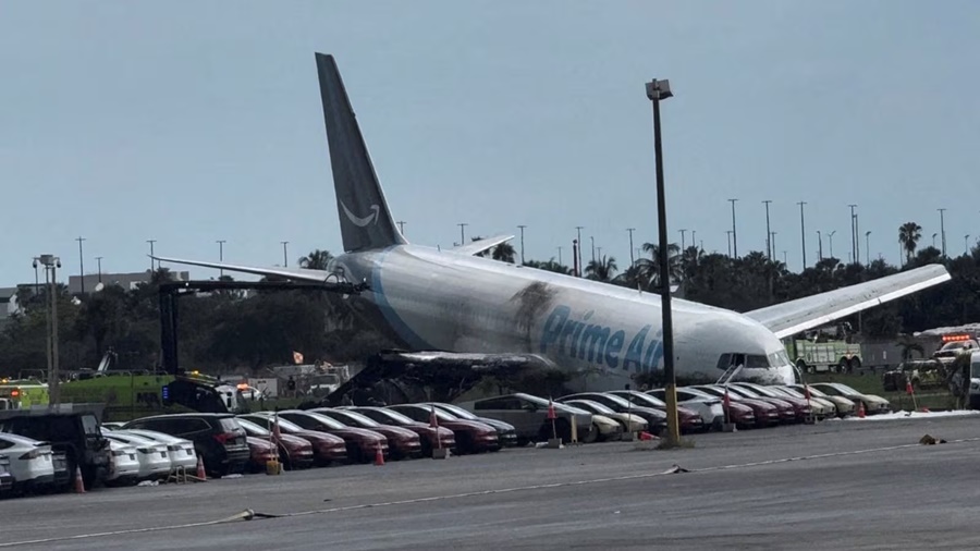 Imagem: Acidente em Miami Avião de carga atinge carros, deixa vítima esmagada e quase provoca explosão